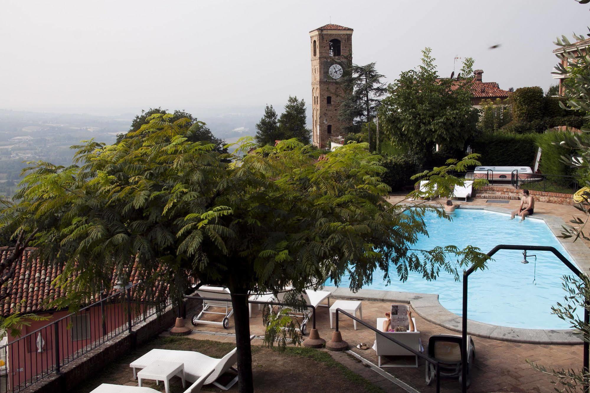 Hotel Castello Di Santa Vittoria Santa Vittoria dʼAlba Exterior foto